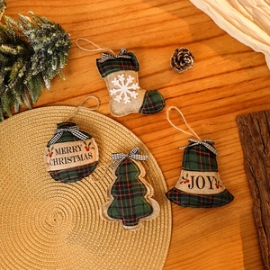 Lot de quatre décorations de Noël rustiques en lin et tissu écossais sur fond de bois naturel