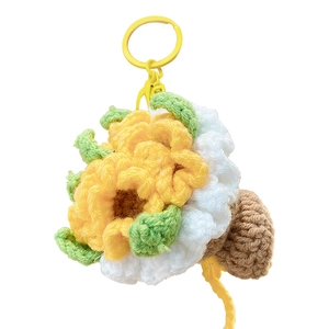 Handgefertigter gestrickter Sonnenblumen Schlüsselanhänger mit gelben Blüten und grünen Blättern