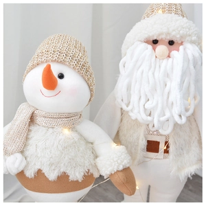 Dettaglio di Babbo Natale e pupazzo di neve in maglia peluche con luci LED e texture morbide