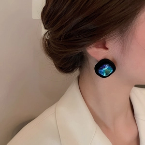 Boucle d'oreille vintage carrée avec cristal sarcelle et velours noir sur modèle