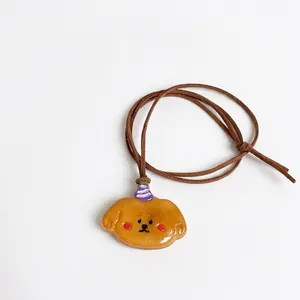 Simpatica collana con ciondolo a forma di cane marrone e cappellino viola per ragazze