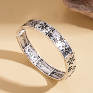 Bracelet manchette argenté vintage avec gravures de flocons de neige de style minimaliste