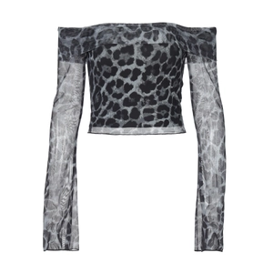 Détail du tissu en mesh transparent et du motif léopard gris sur le haut à épaules dénudées