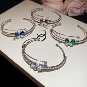 Bracciale a tre strati con farfalla in zircone scintillante e gemme colorate in argento