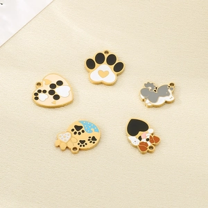 Detail von bunten Emaille Pfotenabdruck und Hund Anhänger für DIY Schmucksets