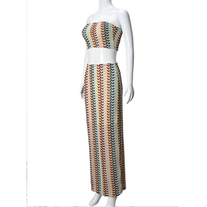 Détail du motif en tricot ondulé multicolore sur le haut court et la jupe longue
