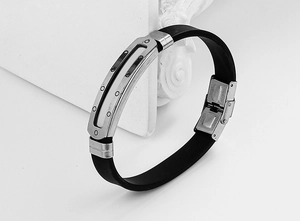 Détail d'un bracelet pour homme en acier inoxydable ajouré avec bracelet en silicone noir