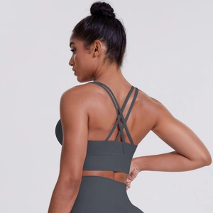Dettaglio delle spalline incrociate e dell'orlo ampio di un reggiseno sportivo grigio scuro