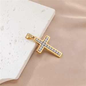 Vue détaillée d'un pendentif croix en acier inoxydable doré orné de zircons brillants