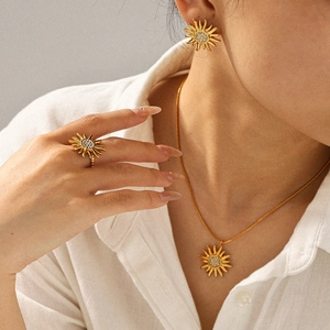 Set gioielli girasole dorato con orecchini, anello e collana in zircone lucido