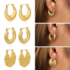 Détail de boucles d'oreilles plaquées or 18 carats avec trois textures géométriques