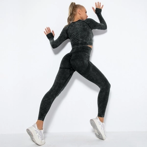 Detailansicht des nahtlosen Acid-Wash Yoga-Sets mit Push-up Effekt an der Sporthose