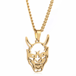 Collier avec pendentif masque de démon Prajna en or poli sur fond blanc pur
