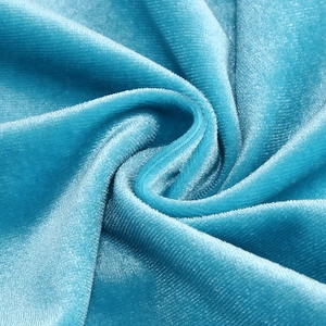 Détail macro du tissu en velours bleu montrant la texture brillante et le drapé doux