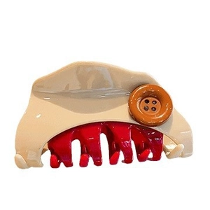 Pince à cheveux beige style fromage avec dents rouges et détail bouton brun