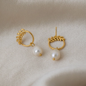 Boucles d'oreilles en acier doré 18K motif feuille d'olivier avec perles élégantes