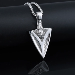 Punk style wolf head arrowhead pendant necklace made of silver stainless steel for men