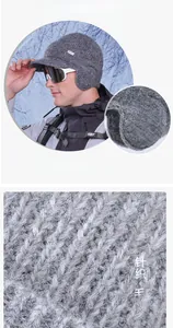Dettaglio del cappello in maglia grigia con fodera in pile e protezione per orecchie