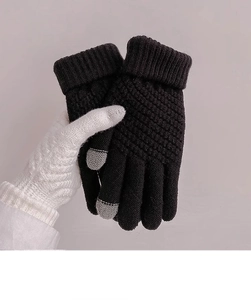 Dettaglio delle punte delle dita touch sui guanti invernali in maglia nera pesante