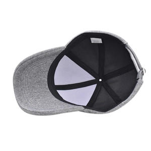 Détail de la casquette de baseball en tricot gris avec boucle en métal et bande anti-sueur