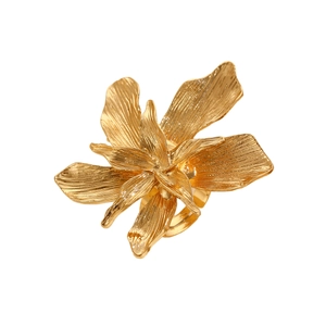 Gros plan détaillé d'une bague fleur 3D dorée avec une texture de métal brossé réaliste