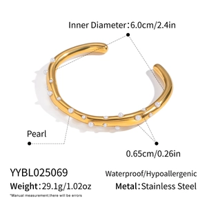 Detail of 18K gold plated stainless steel bangle with pearls and product dimensions