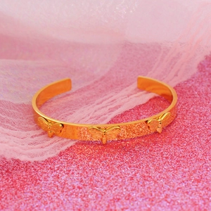 Vue détaillée du bracelet en acier doré avec abeilles en relief plaqué or 18 carats