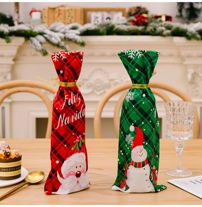 Nahaufnahme der rot-grünen Weihnachts-Weinflaschenbeutel mit Weihnachtsmann- und Schneemann