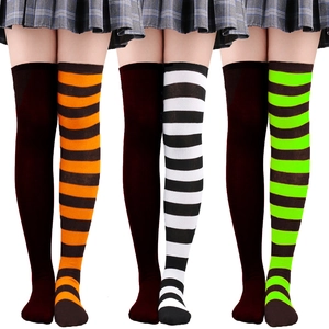 Trois paires de chaussettes hautes rayées en orange, blanc et vert avec du noir intense