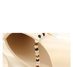 Detailansicht der Perlenkette mit Tigerauge-Steinen und goldenen Metallelementen