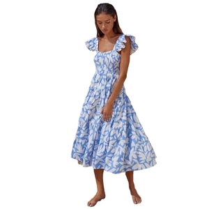Blau-weißes Boho-Midikleid mit Blumenmuster, Flatterärmeln und gesmoktem Oberteil