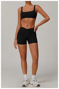 Detail der High-Waist Yoga-Shorts mit Überkreuz-Bund und schwarzem Sport-BH-Set