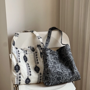 Sacs fourre-tout vintage en coton et lin brodés avec motifs paisley aux tons neutres