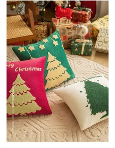 Vue détaillée des housses de coussin en velours avec broderies et motifs de Noël sapin
