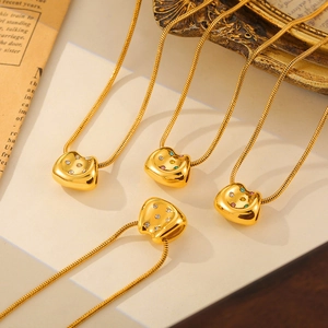 Collana a catena serpente placcata in oro con ciondolo in zircone scintillante