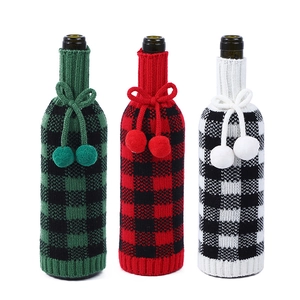 Trois housses de bouteille de vin tricotées de Noël avec motifs écossais et pompons
