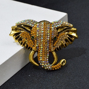 Broche éléphant vintage dorée avec cristaux arc-en-ciel scintillants et yeux en pierre verte