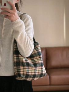 Sac à bandoulière rétro en laine à carreaux présenté dans un selfie style français