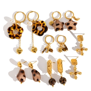 Lot de boucles d'oreilles en acier doré avec motifs léopard et divers pendentifs