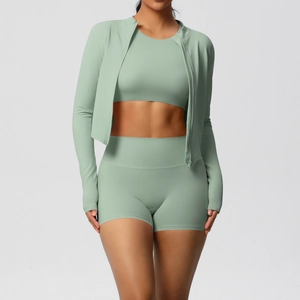 Détail d'un ensemble de yoga vert menthe 3 pièces avec veste, brassière et short taille haute