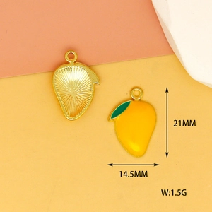 Makroaufnahme von Mango-Emaille-Anhängern mit 21mm Größe und Metalltextur-Rückseite