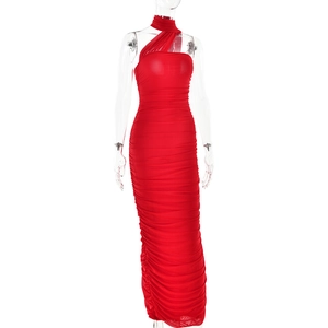 Détail d'une robe longue moulante rouge plissée en mesh élastique sur un mannequin