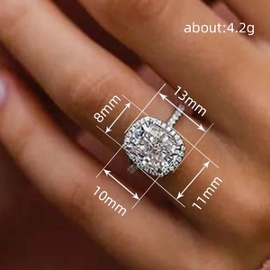 Bague de fiançailles ovale en argent avec halo de diamants pavés, pierre de 8x13mm sur doigt