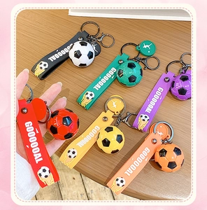 Set di portachiavi calcio colorati con cinturini e anelli in metallo su legno