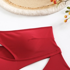 Détail d'un bikini rouge ajouré avec coutures premium et texture de tissu soyeux élastique