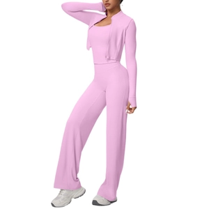 Ensemble de yoga 3 pièces avec veste zippée rose, débardeur et pantalon large côtelé