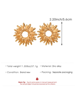 Detailed spec sheet showing 5.6cm gold sunburst earrings made of zinc alloy