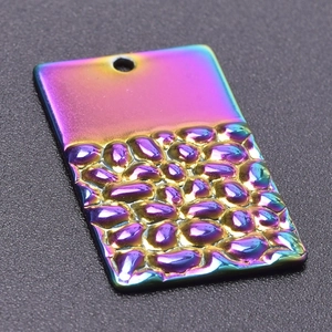 Détail macro du pendentif rectangle arc-en-ciel avec texture galet et trou de suspension