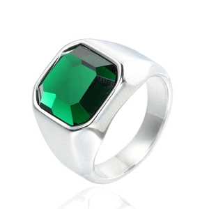 Vue détaillée d'une pierre verte taille émeraude sur une bague épaisse en acier argenté