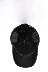 Détails de la casquette d'hiver gris foncé avec doublure chaude et cache-oreilles
